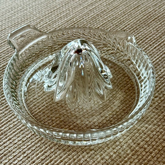 Vintage Cut Glass Citrus Juicer with Textured Design - Picture 4 of 4